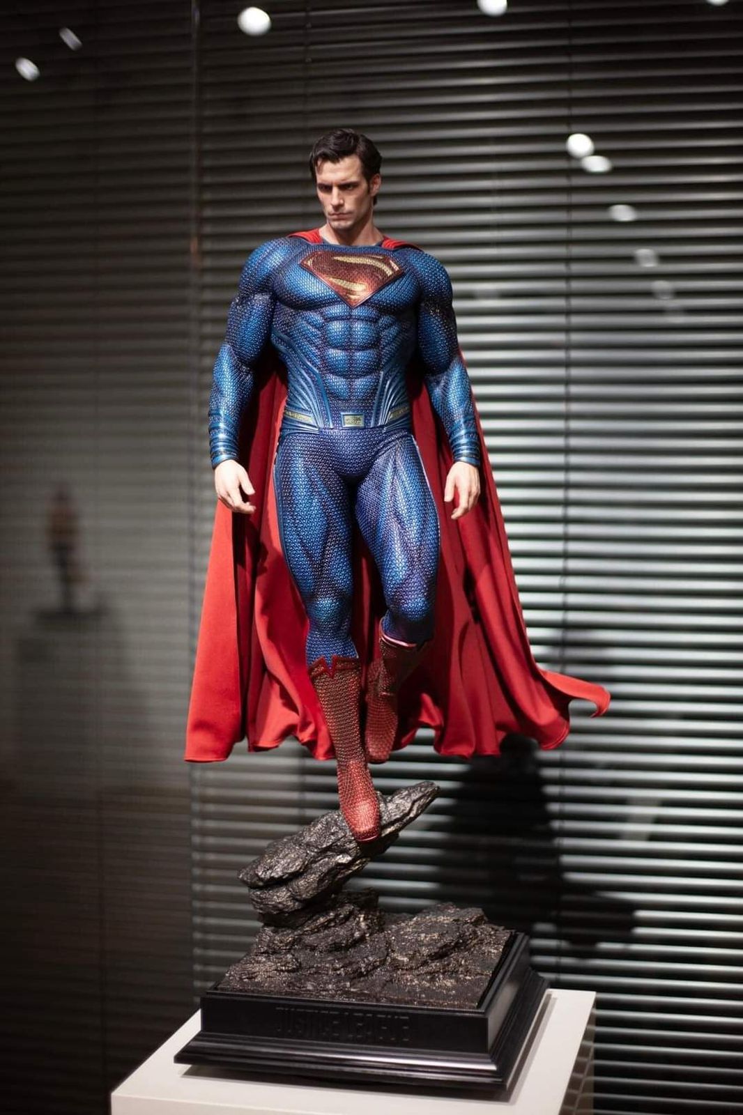MAN OF STEEL - Super-Sized – 50 cm of Iconic Strength!