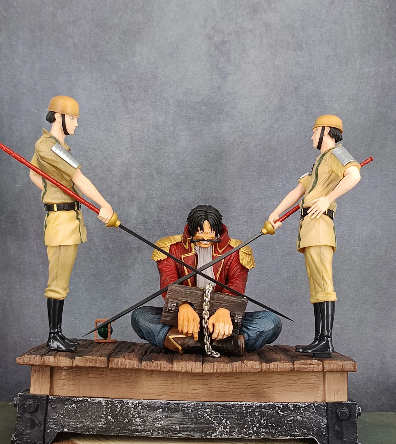 One Piece GK Fight Gol D. Roger Prisoned Scene Action Figure | 33 cm